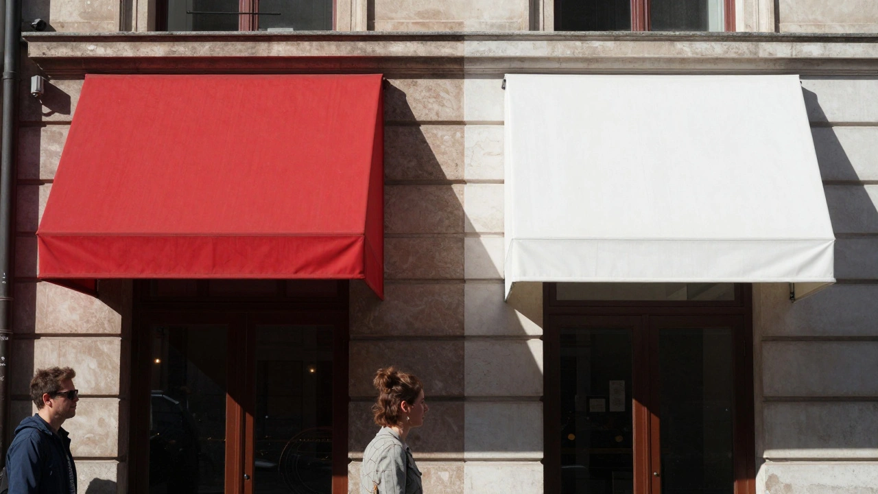 Split-Bild: auffällige bunte Markise links, unauffällige weiße Markise rechts am Haus.